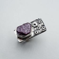 surowy srebrny pierścionek z rubinem - Pierścionki - Biżuteria