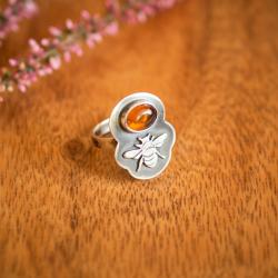 pierścionek z bursztynem,srebrna pszczoła - Pierścionki - Biżuteria