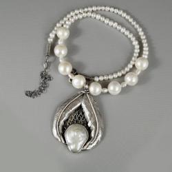 srebrny naszyjnik z perłą na perłach - Naszyjniki - Biżuteria