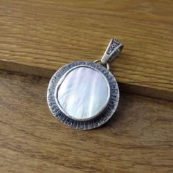 Srebrny wisiorek z masą perłową - Wisiory - Biżuteria