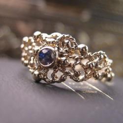 złoty pierścionek zaręczynowy z szafirem - Pierścionki - Biżuteria
