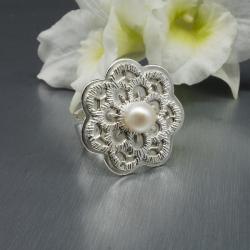 z perłą,biała perła,pierścionek,kwiat,wiosna - Pierścionki - Biżuteria