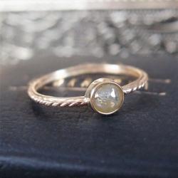 złoty pierścionek z diamentem rozetowym - Pierścionki - Biżuteria