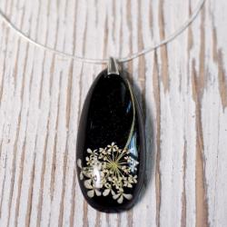 Czarny naszyjnik w kształcie łezki z kwiatem - Naszyjniki - Biżuteria