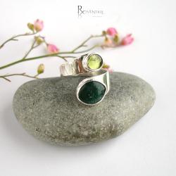 pierścionek wstążka,zielone kamienie - Pierścionki - Biżuteria