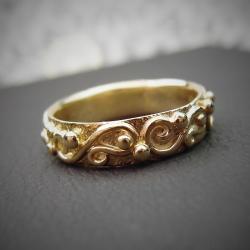 ręcznie robiona złota obrączka z motywem ozdobnym - Pierścionki - Biżuteria