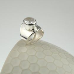 Srebrny pierścionek z białą cyrkonią - Wisiory - Biżuteria