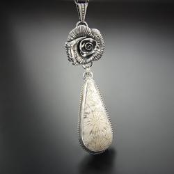 srebrny,naszyjnik,z różą i koralem fossil - Naszyjniki - Biżuteria