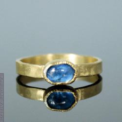 pozłacany pierścionek,kianit,kyanit,młotkowany - Pierścionki - Biżuteria