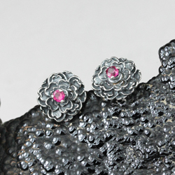 rubinowy,kwiatuszek,srebrne płatki,miniatura - Kolczyki - Biżuteria
