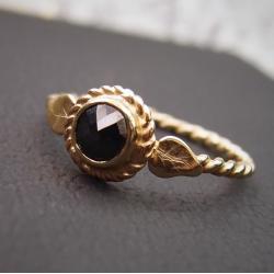 złoty pierścionek z czarnym diamentem - Pierścionki - Biżuteria