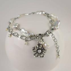 bransoletka,perły,romantyczna,kwiat,zawieszka - Bransoletki - Biżuteria